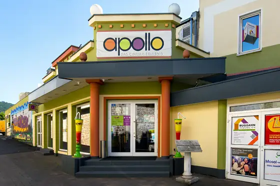 Apollo Kino – Außenansicht – Das Apollo Kino in der Brückenstraße in Cochem, bei Tag.
