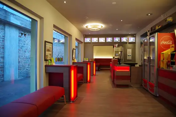 Foyer – Das 2021 neu gestaltete Foyer mit Selbstbedienungstheke.